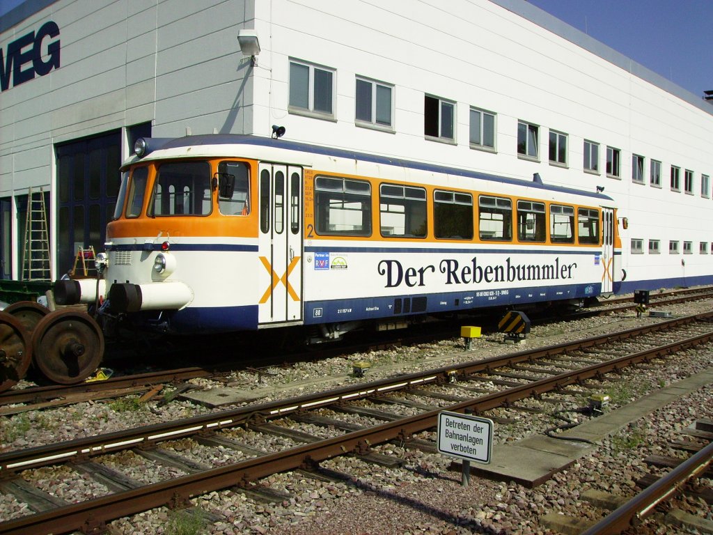 Am 06.09.2012 stand ein MAN-Triebwagen der SWEG vor der Hauptwerkstatt in Endingen am Kaiserstuhl und wartete auf neue Einstze. Das Bild enstand legal von einem Bahnbergang.