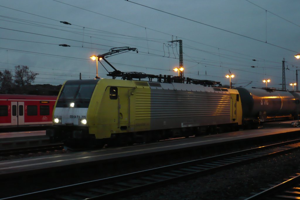 Am 06.12.09 wartet die E 189 205 (ES 64 F4-205) in Gieen auf die Weiterfahrt in richtung Sden,das Signal stand auf Halt.