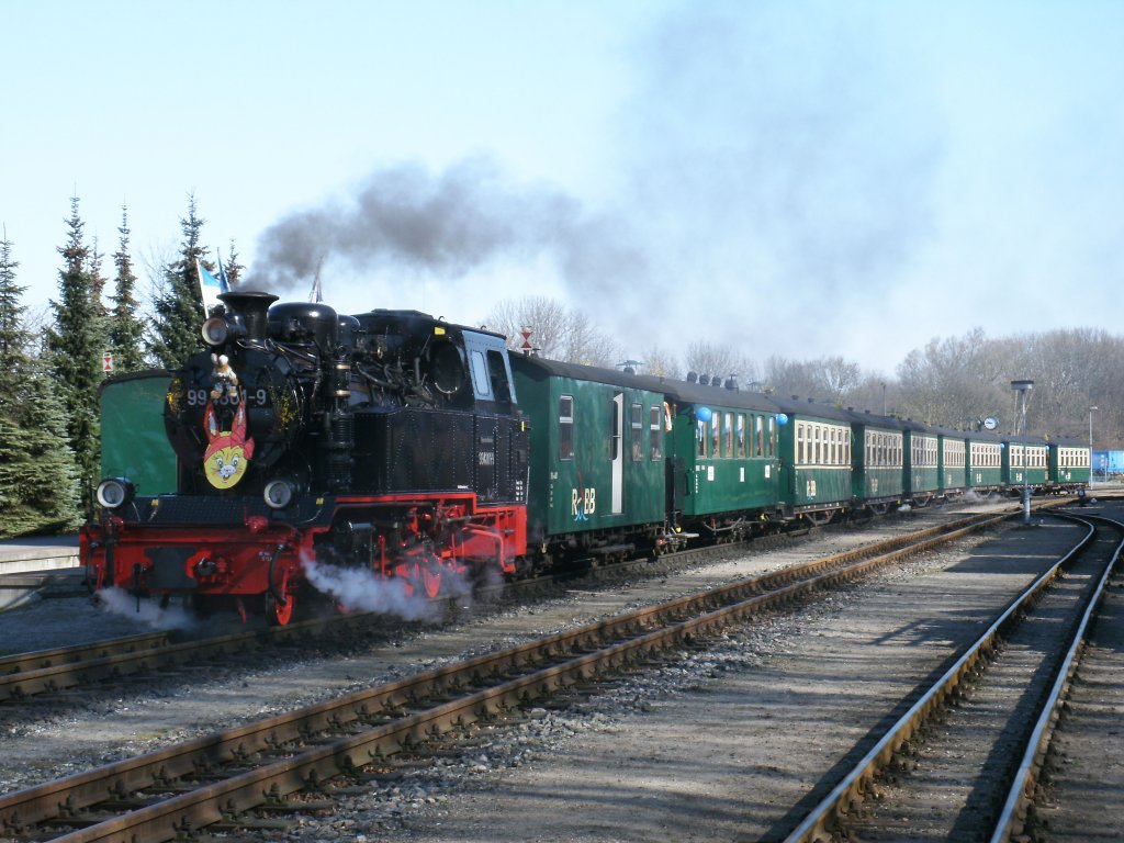 Am 06.April 2012 organisierte der Sassnitzer Modellbahnclub wieder die beliebte Ostersonderfahrt die auch wieder bis zur letzten Karte ausgebucht war.In diesem Jahr war 99 4801 Zuglok.Hier war die mit einem Osterhasen beschmckte Lok in Putbus noch am Zugende und wechselte spter an das andere Zugende.