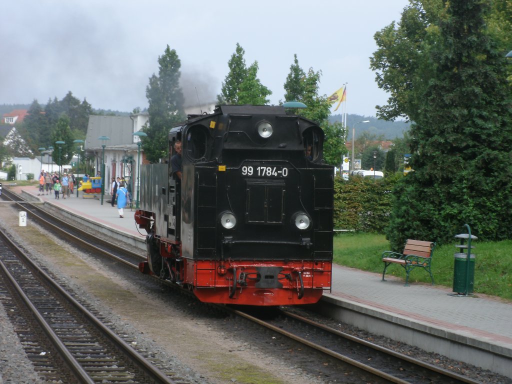 Am 06.August 2011 war 99 1784  nur  zwischen Binz und Ghren im Einsatz.Nach der Ankunft mit ihren Zug in Binz ging es wieder zurck nach Ghren.Hier ist die Lok beim Lokumlauf in Binz zusehen.
