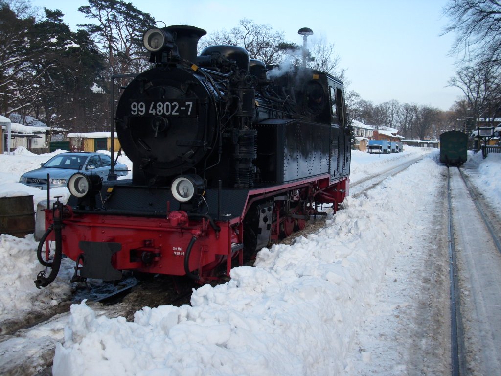 Am 06.Februar 2010 gab es auf Rgen noch gengend Schnee.99 4802 nahm am Lokschuppen in Ghren fr die Rckfahrt Wasser.
