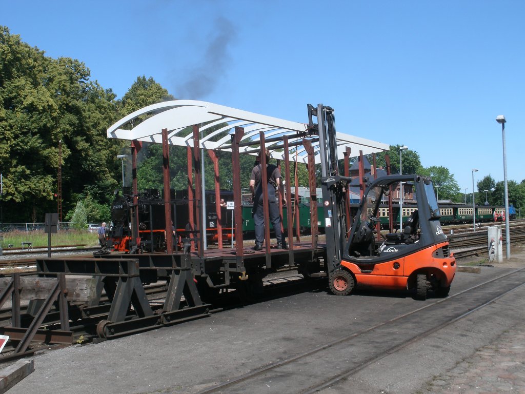 Am 06.Juli 2011 kam man in Putbus wieder ein Schritt weiter,als man diesen Wagen das Dach aufsetzte.