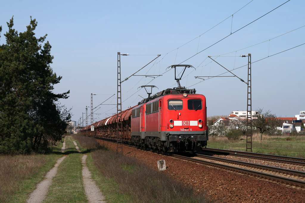 Am 07. April 2010 befrdern zwei Lokomotiven der Baureihe 140 einen langen Schotterzug ber die KBS 700 in Richtung Karlsruhe. Die von 140 837 angefhrte Doppeltraktion konnte ich an diesem Tag bei Wiesental im Bild festhalten.