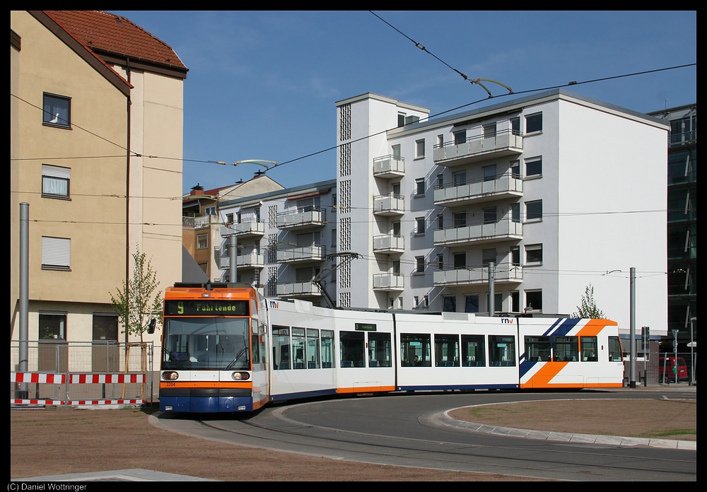 Am 07. April 2011 steht der Wagen 2204 in der Wendeschleife des Mannheimer Hauptbahnhofes und wartet auf seine Abfahrtszeit nach Neuostheim. 