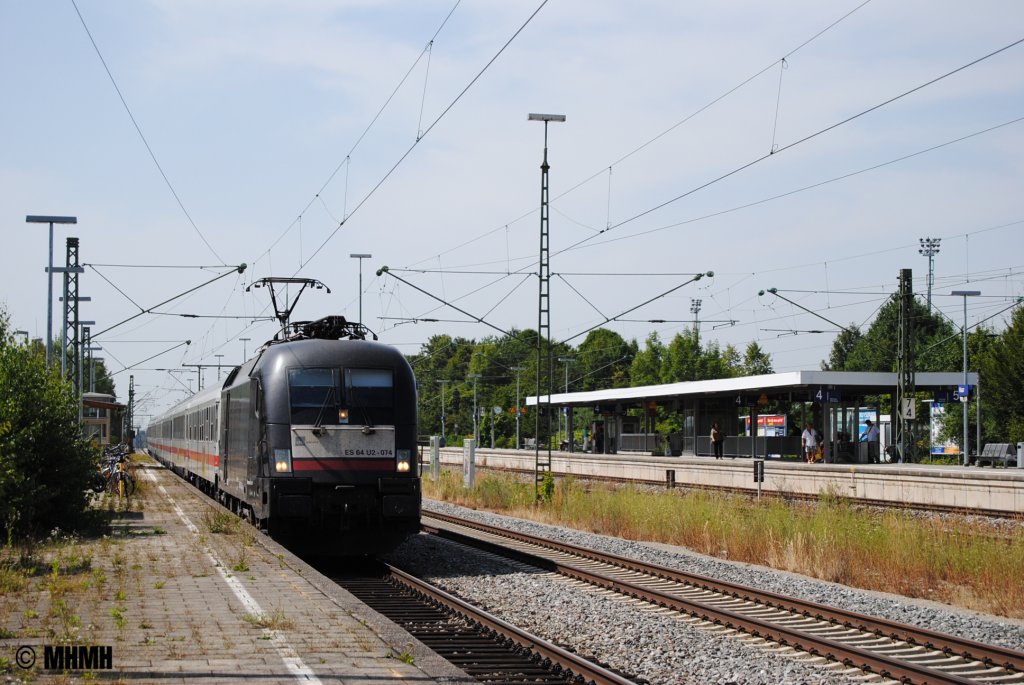 Am 07. August fuhr die ES64U2-074 mit dem verspteten IC Knigsee durch Haar b. Mnchen.