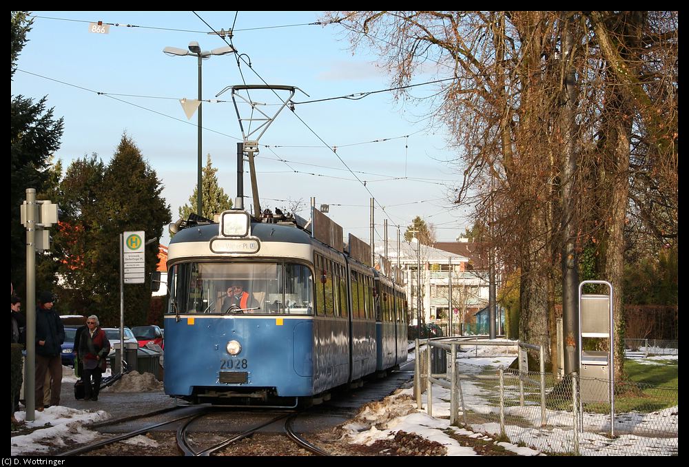 Am 07. Dezember 2010 kommt der P-Wagen 2028 gerade in der Wendeschleife Grnwald an.