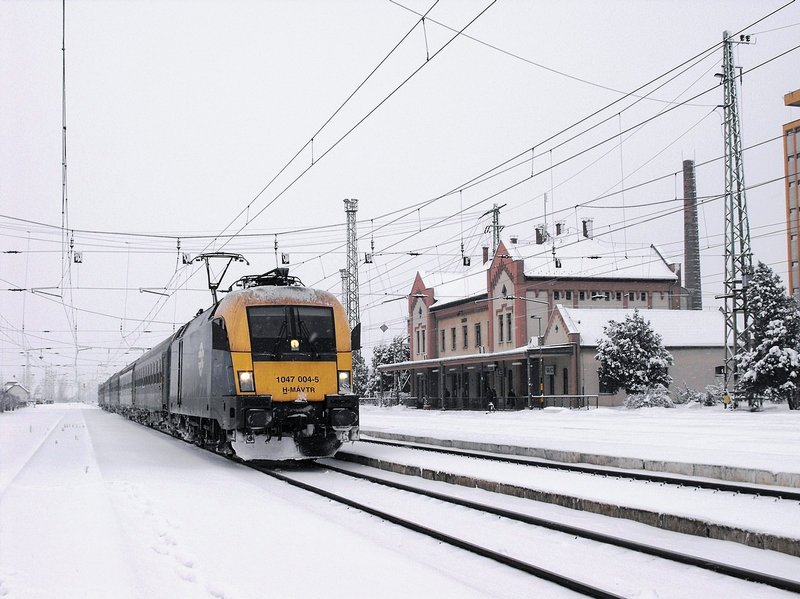 Am 07.02.2010. fhrt der Schnellzug 6200 (Budapest - Zhony) am Station Karcag an.
