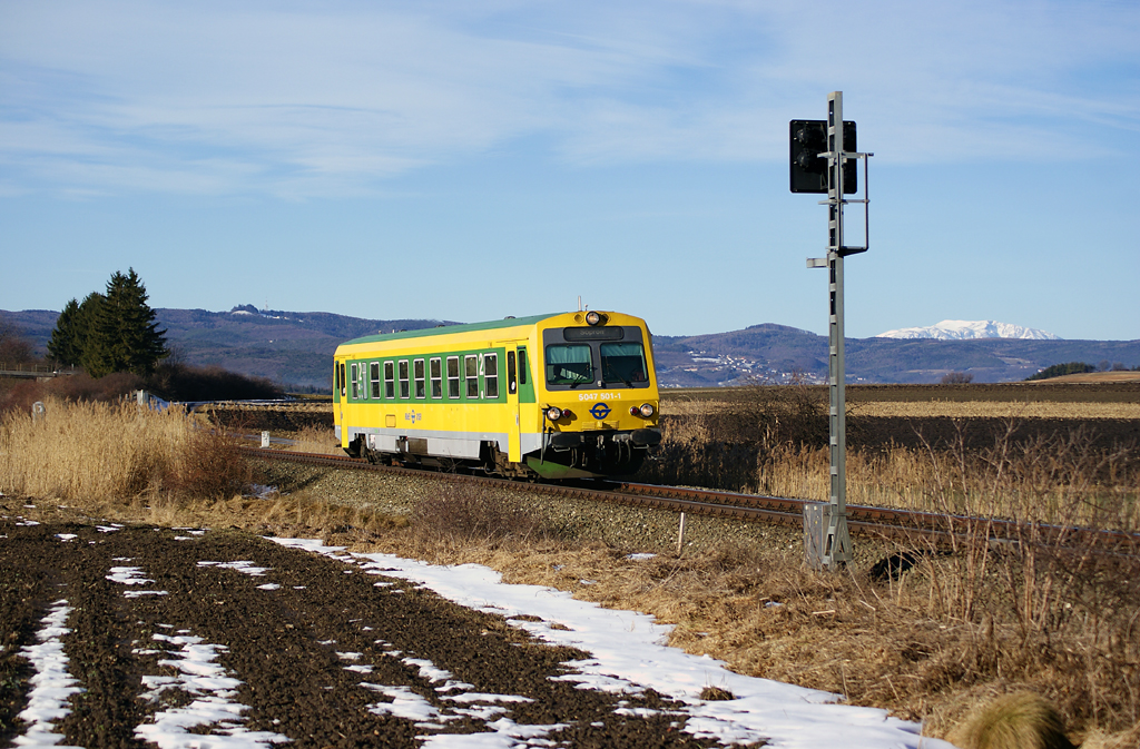 Am 07.02.2011 war Raaberbahn/GySEV 5047 501 als R7715 zwischen Marz-Rohrbach und Loipersbach-Schattendorf nach Sopron unterwegs. Im Hintergrund leuchtet der Schneeberg ber das Rosaliagebirge ins Burgenland.