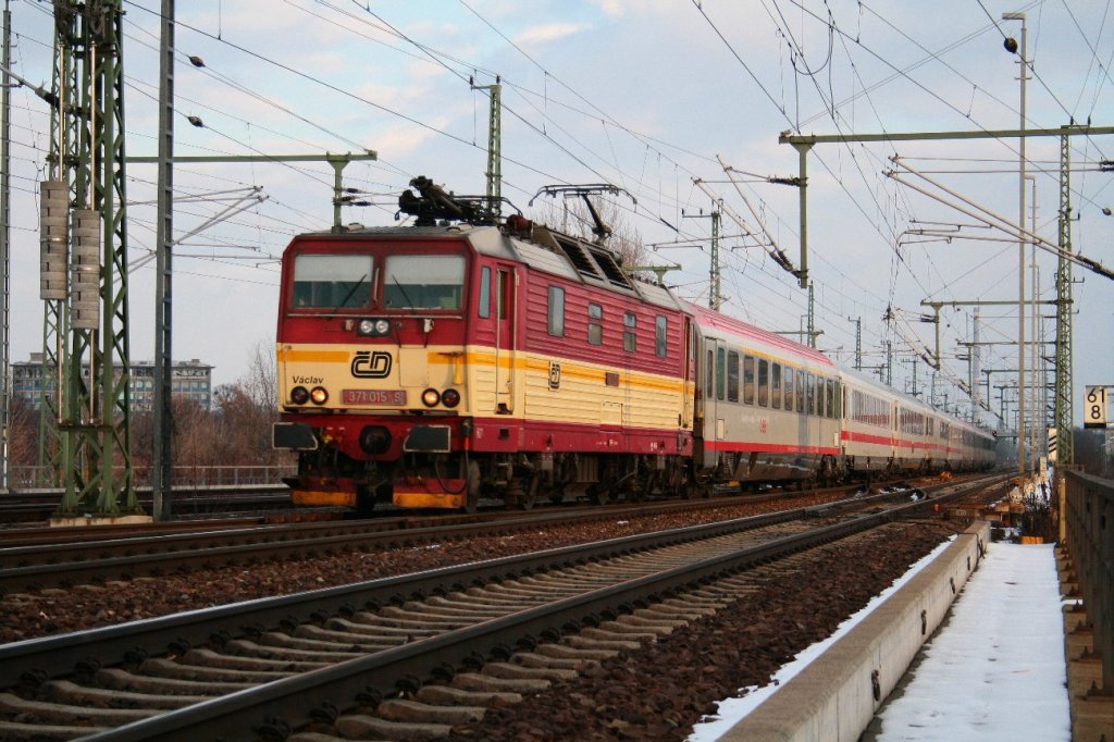 Am 07.03.2010 fhrt 371 015 in Dresden-Sdvorstad-Ost der Sonne entgegen.