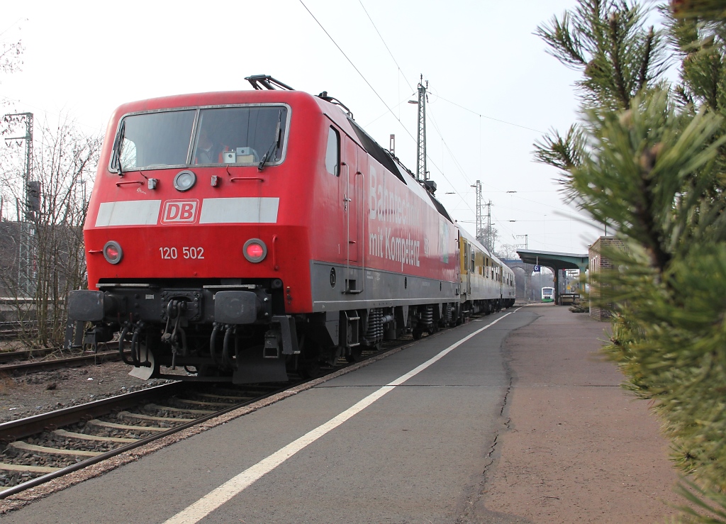 Am 07.03.2012 kam die 120 502 mit einem Messzug aus Kassel in Eichenberg eingefahren. Hier im Gleis 6 wurde dann Fahrtrichtungswechsel vollzogen.