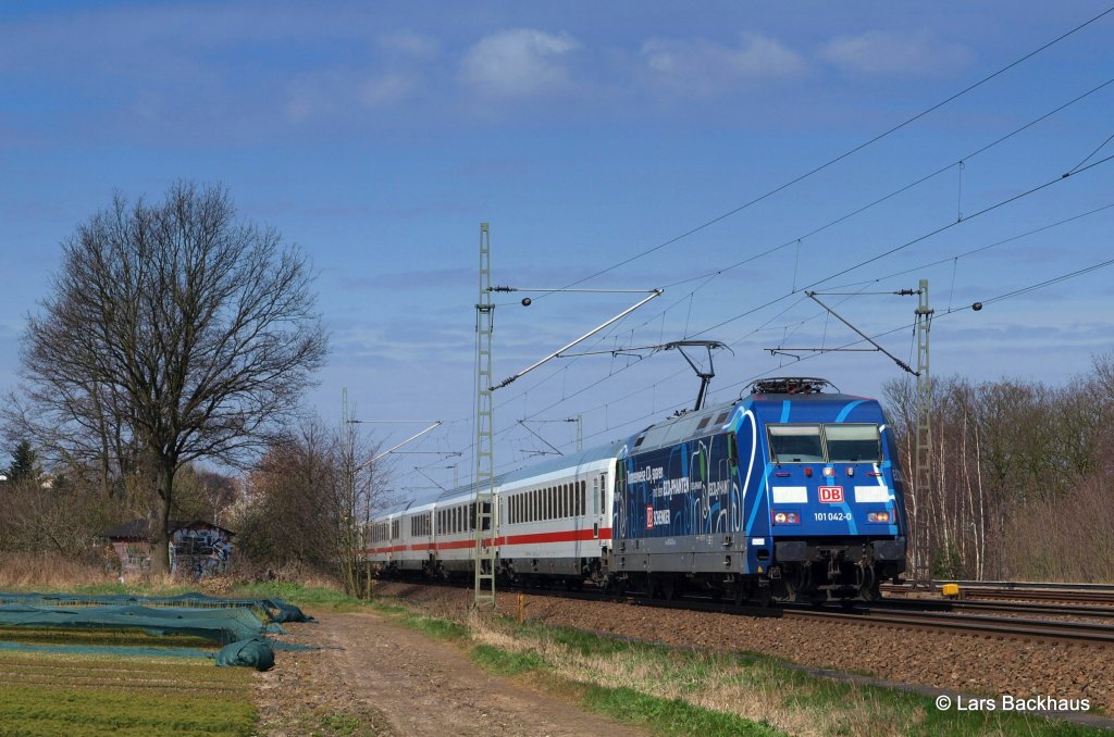 Am 07.04.12 hat 101 042-0  ECOPHANT  den IC 2311 nach Stuttgart Hbf am Haken und eilt gerade an der Baumschule in Halstenbek vorbei.