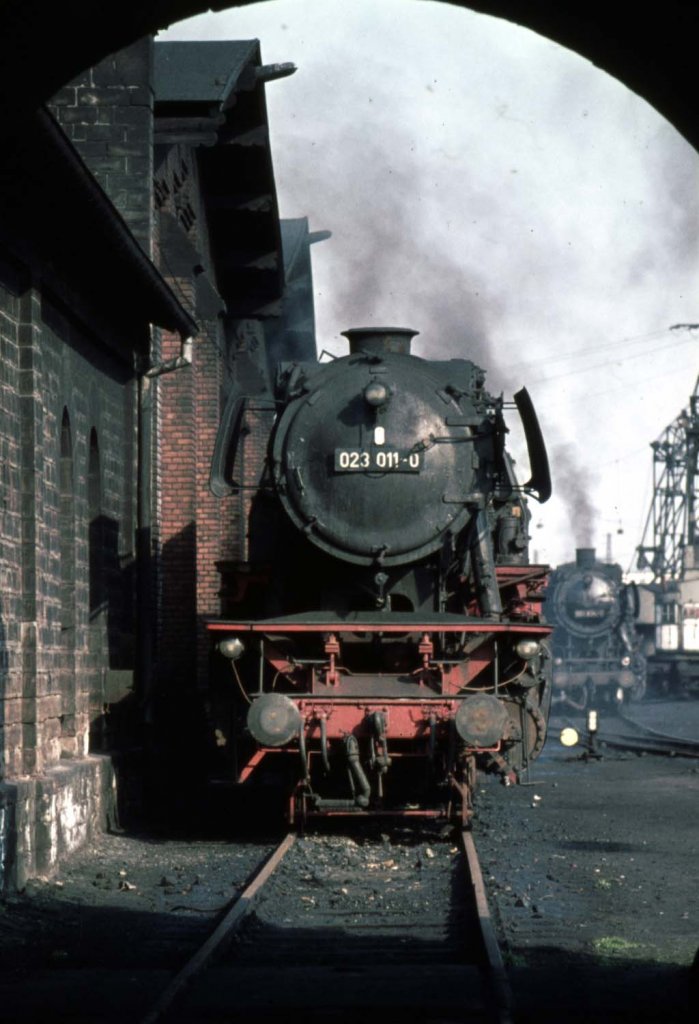 Am 07.04.1975 wartet 023 011-0 in ihrem Heimat-Bw Saarbrcken-Hbf auf ihren nchsten Einsatz