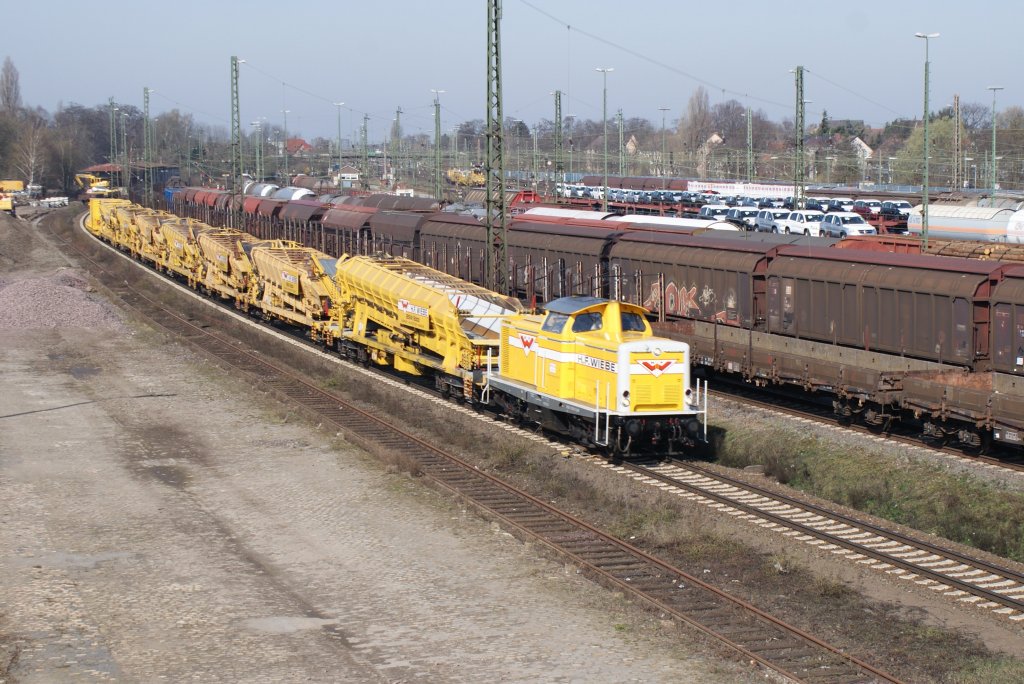 Am 07.04.2010 fuhr die Wiebe Lok Nr.4 mit einem Bauzug auf dem Gterumgehungsgleis durch den Seelzer Rbf.