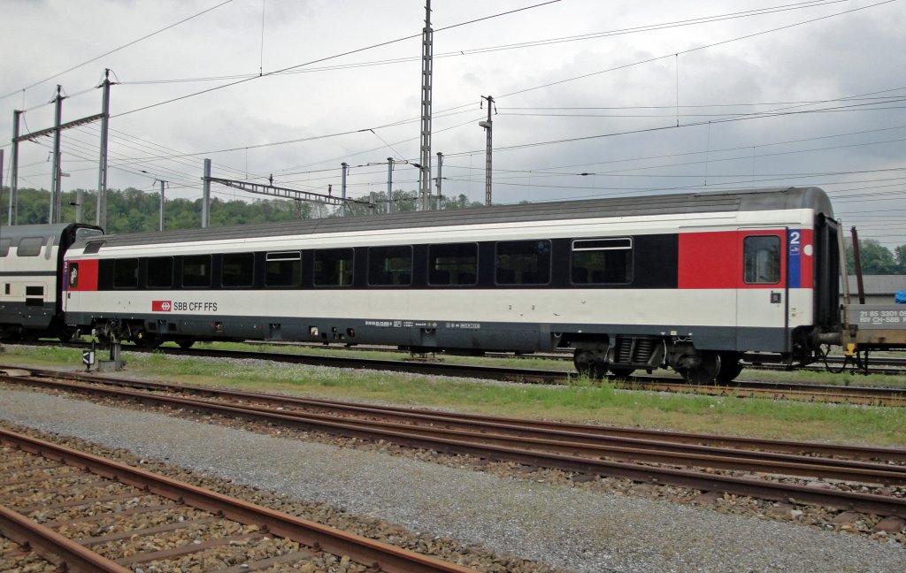 Am 07.05.10 wird der B50 85 20-73 000-5 aus dem Werkstattareal von Olten via Bahnhof geschoben, am Festgelnde des Depotfestes vorbei. Das jngste Revisionsdatum ist der Tag der Aufnahme.