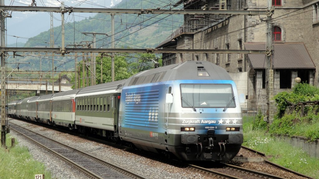 Am 07.05.11 war die Re 460 024-3 mit der Werbung fr Zugkraft-Aargau im Tessin unterwegs. Hier bei Giornico.