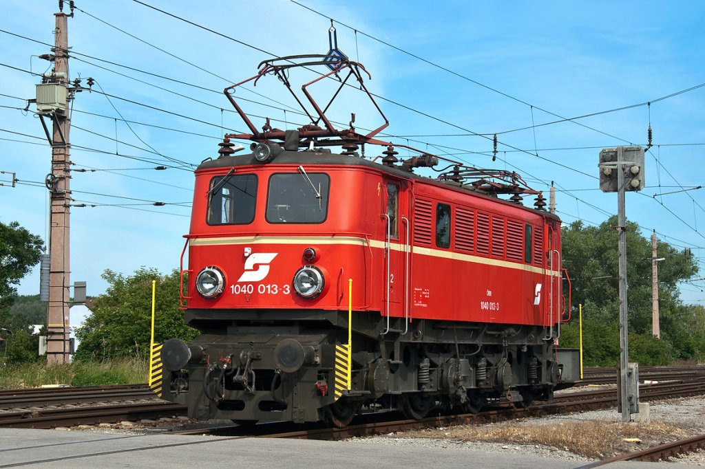 Am 07.06.2012 brachte die BR 1040 013 den Nostalgie Express  Leiser Berge  von Wien Praterstern nach Korneuburg und retour. Bis nach Ernstbrunn war dann die WLB 83 unterwegs. Diese Aufnahme entstand am Vormittag in Korneuburg.