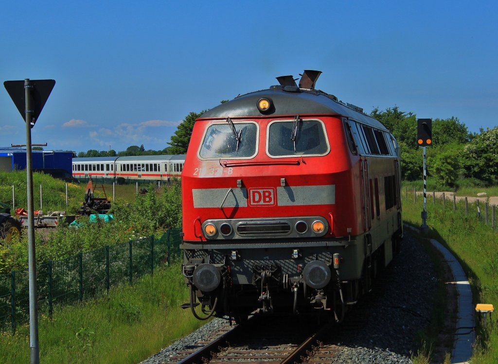 Am 07.06.2013 fhrt 218 321-8 mit dem IC 2220 von Frankfurt am Main kommend in den Bahnhof Burg auf Fehmarn ein.