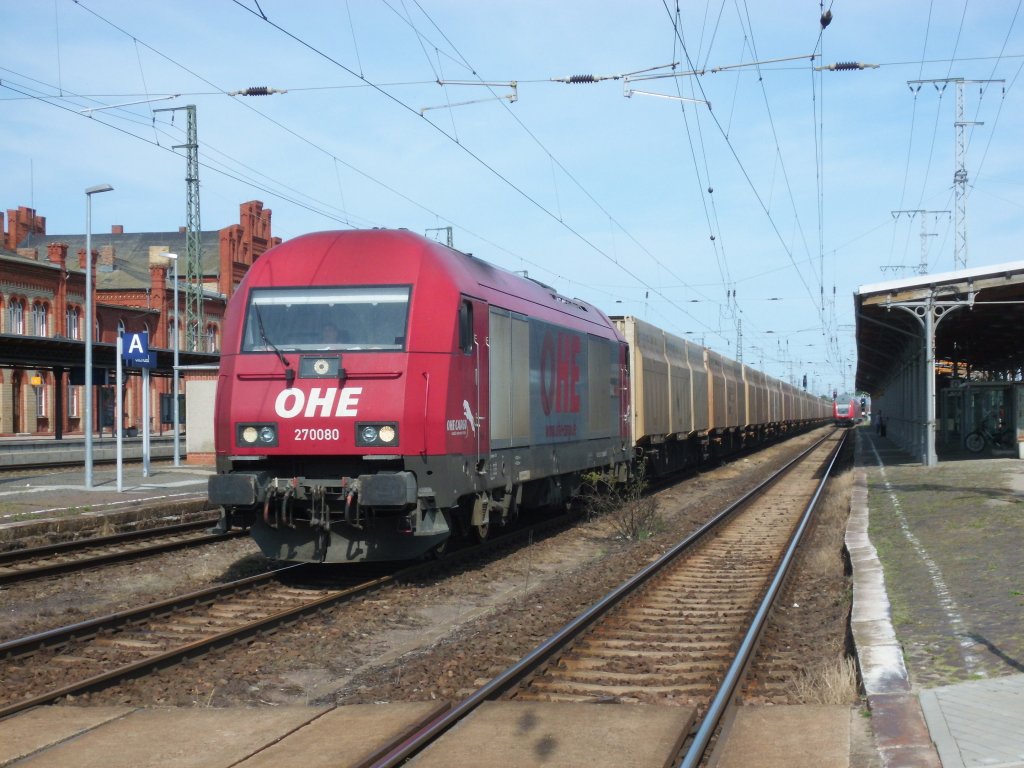 Am 07.07.2013 kam OHE 270080 (223 101)mit einem Hackschnitzelzug aus Richtung Magdeburg durch Stendal und weiter nach Niedergrne zum Zellstoffwerk.