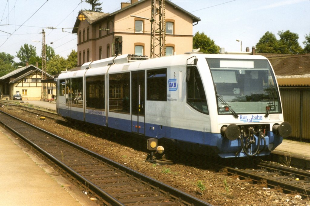 Am 07./08.08.1998 wurde auf Initiative des Landkreises Roth der Regiosprinter VT 6.010.1 der Drener Kreisbahn auf der Strecke Roth-Hilpoltstein im Planverkehr eingesetzt.
Das Bild zeigt den Triebwagen als RB nach Hilpoltstein im Bahnhof Roth.