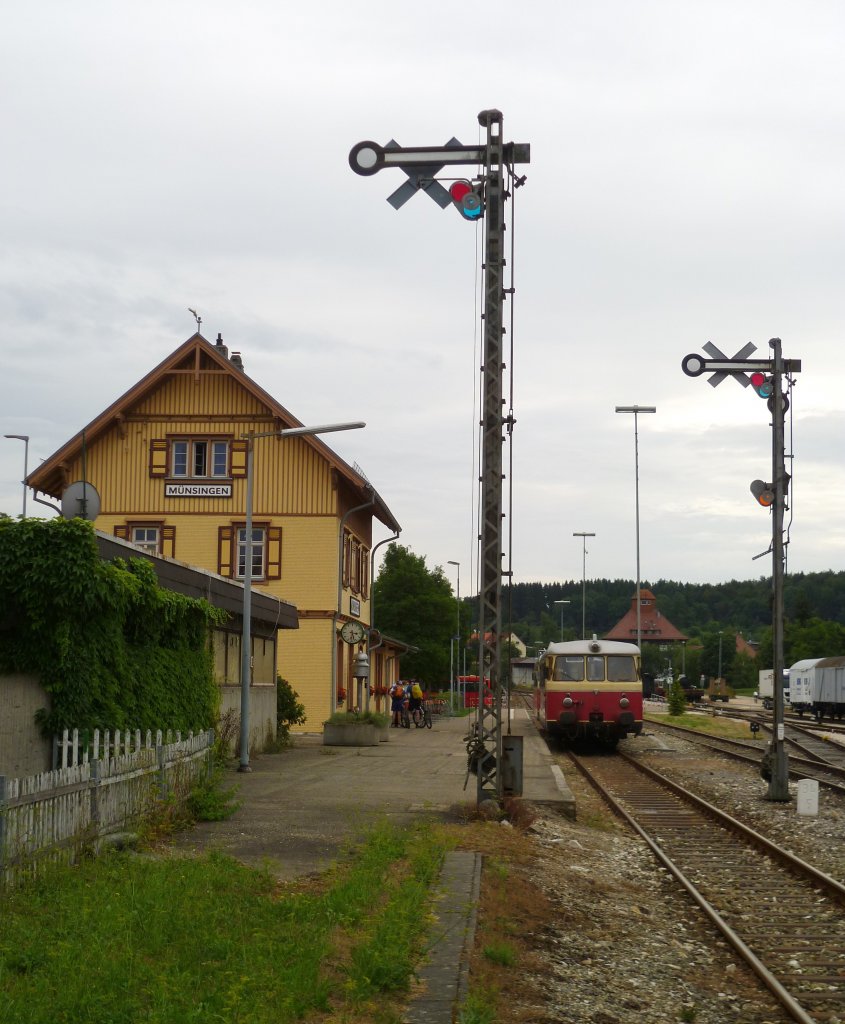 Am 07.08.13 gab es bei der Schwbischen Alb Bahn einen Fahrtag. Hier der MAN Triebwagen VT 8 mit VS 14 kurz vor der Abfahrt in Mnsingen.