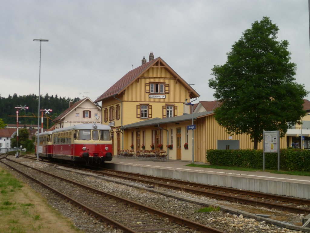 Am 07.08.13 gab es bei der Schwbischen Alb Bahn einen Fahrtag. Hier der MAN Triebwagen VT 8 mit VS 14 kurz vor der Abfahrt in Mnsingen.
