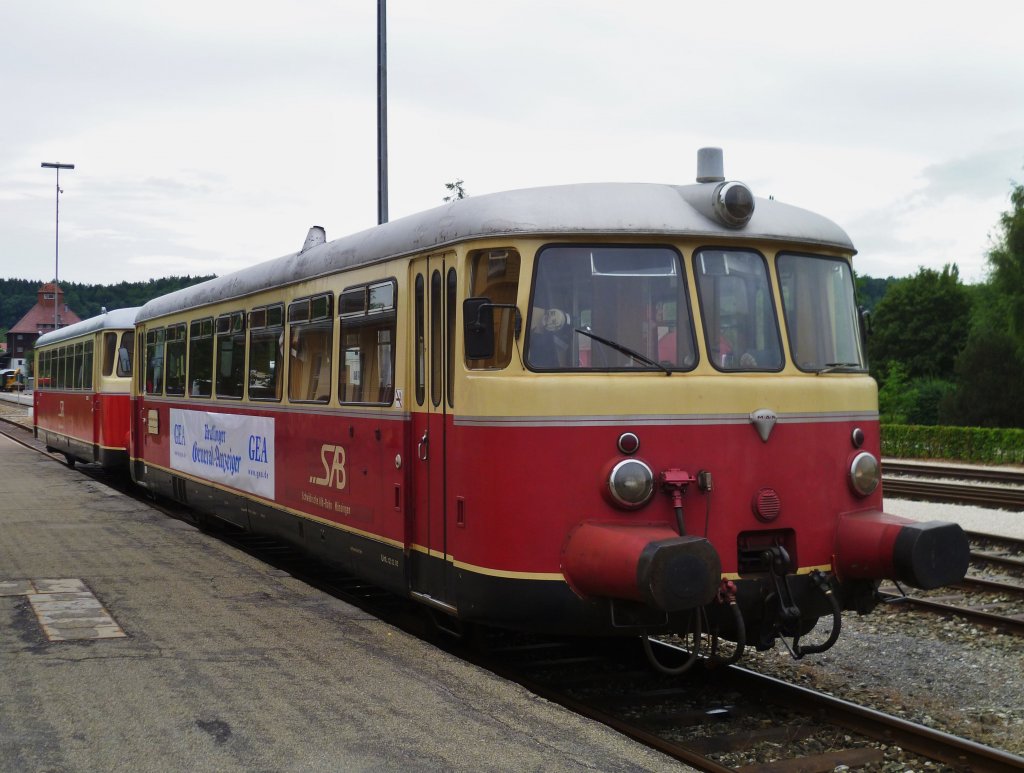 Am 07.08.13 gab es bei der Schwbischen Alb Bahn einen Fahrtag. Hier der MAN Triebwagen VT 8 mit VS 14 kurz vor der Abfahrt in Mnsingen.