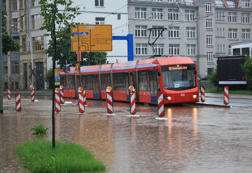 Am 07.08.2010 herschte leider wieder mal  Land Unter  in Chemnitz, als der Straenbahnwagen der Citybahn, hier auf der Annaberger Strae, kurz vorm groem Eisenbahnviadukt, umkehren mute da er nicht mehr durch die Wassermassen fahren durfte.