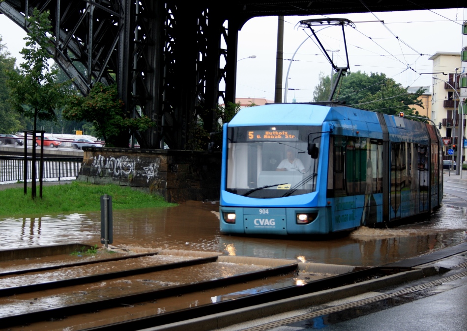 Am 07.08.2010 kam die Chemnitz der Stadt wieder gef�hrlich nahe und �berschwemmte Teile der Annaberger Stra�e. Der letzte Triebwagen der diese brisante Stelle durchqueren durfte war der 904 was er mit reichlich Wellen dann auch tat!