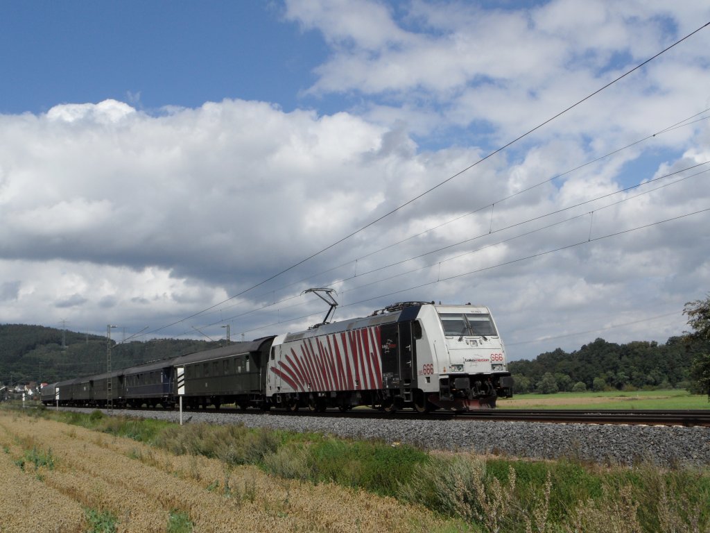Am 07.08.2011 kuendigte sich der historische D-Zug  Konsul  von Hamburg nach Stuttgart an ...Planmaessig sollte 03 1010 bis Bebra verkehren, doch leider wurde sie in Goettingen schon vom Zug getrennt. Der Zug verkehrte dann mit 185 666  Teufelszebra  ab Goettingen ueber Bebra, Fulda und Wuerzburg nach Stuttgart.
Fotografiert wurde sie zwischen Ludwigsau-Friedlos und Mecklar.