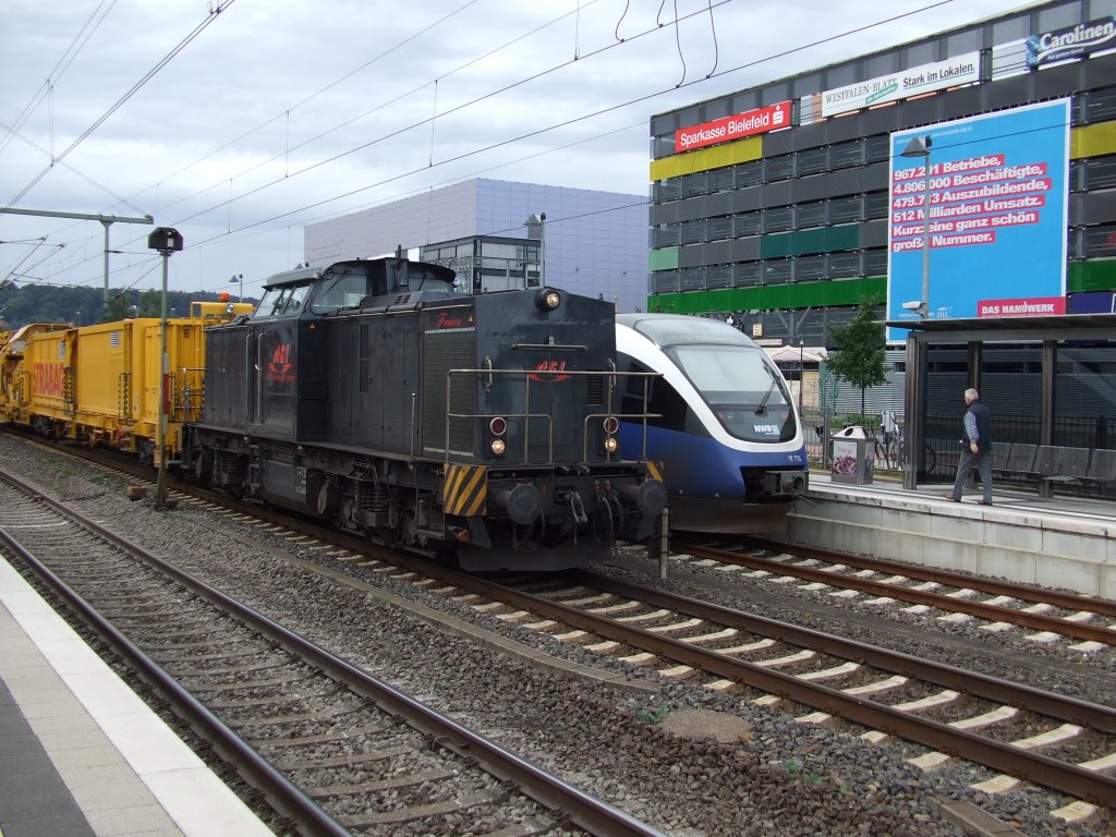 Am 07.09.2010 zieht Baureihe 203 von rt&l einen Gterzug durch den Bielefelder Hauptbahnhof. Auf dem hinteren Gleis steht die RB 74 nach Paderborn abfahrbereit.
