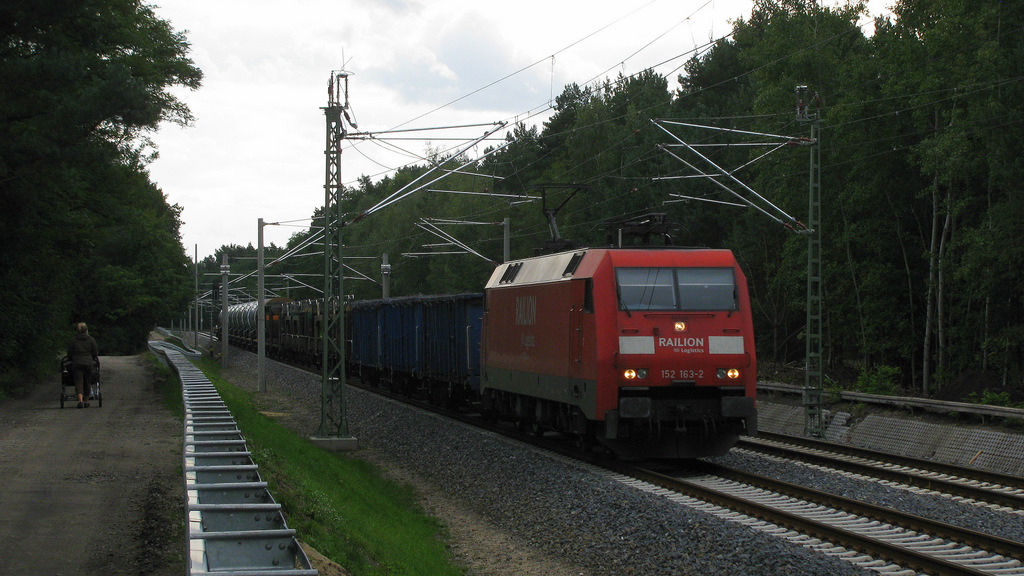 Am 07.09.2011 war ich gerade �ber den B�, als er sich hinter mir schloss, also schnell die Kamera rausgeholt, eigentlich war der Wawel von Krakau dran. Als dann aber die 152 163-2 vorbei kam, war die Freude etwas gr��er. In ihrem GZ hingen weiter hinten auch einige sehr neue Kesselwagen, die es von den Rollger�uschen mit den Dostos aufnehmen k�nnten!