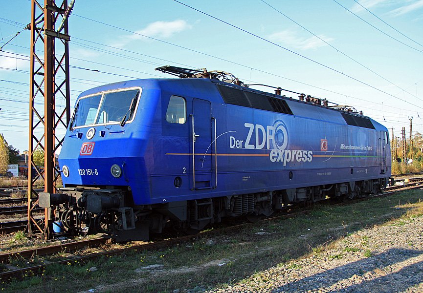Am 07.11.2009 steht die ZDF-Werbelok 120 151-6 abgestellt auf dem Vorfeld des Leipziger Hauptbahnhofs. Am gestrigen Tag hatte sie IC 2035 von Oldenburg nach Leipzig gebracht.