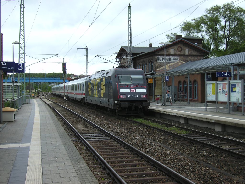 Am 07.Juni 2010 schob 101 141 ihren IC nach Binz aus dem Bahnhof von Bergen/Rgen.