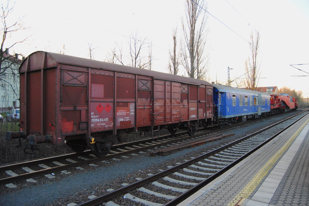 Am 08. April 2012 stand ein Trafo-Transport, bestehend aus Gbs Gertewaggon, L - Begleitwaggon und Uaai Transportwaggon, in Rackwitz.
