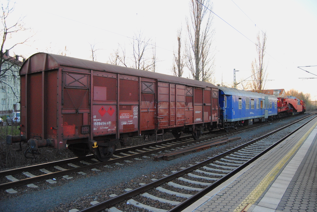 Am 08. April 2012 stand ein Trafo-Transport, bestehend aus Gbs Gertewaggon, L - Begleitwaggon und Uaai Transportwaggon, in Rackwitz.