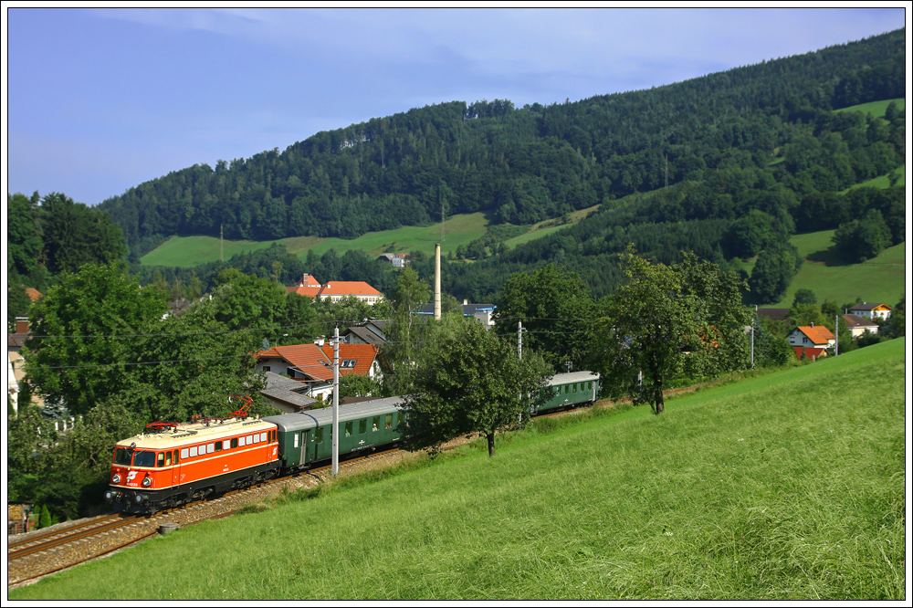Am 08. August 2010 fhrte die BB Erlebnisbahn den Sonderzug 16262 von Wien nach Gstatterboden und in weiterer Folge als Lp 16262 nach Admont zur Hinterstellung fr die Rckfahrt als 16263.
Grund dieser Fahrt war eine grere Reisegruppe, welche sich vorgenommen hatte durchs Gesuse zu wandern. Ausstiegsort war Gstatterboden und der Einstiegsort am spteren Nachmittag war Johnsbach im Nationalpark, unweit der klassischen Fotostelle in Gesuse Eingang!
Die Aufnahme entstand unweit der Haltestelle Bhlerwerk an der Ybbs entlang der Rudolfsbahn.