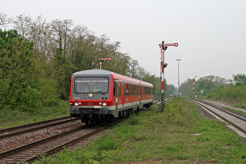 Am 08. Mai 2010 erreicht der Ludwigshafener 628 322, einer der wenigen 628 mit Nebelscheinwerfern, als RB 18559 von Bad Bergzabern nach Winden (Pfalz) seinen Zielbahnhof. Das Bild entstand legal vom Bahnsteigende.