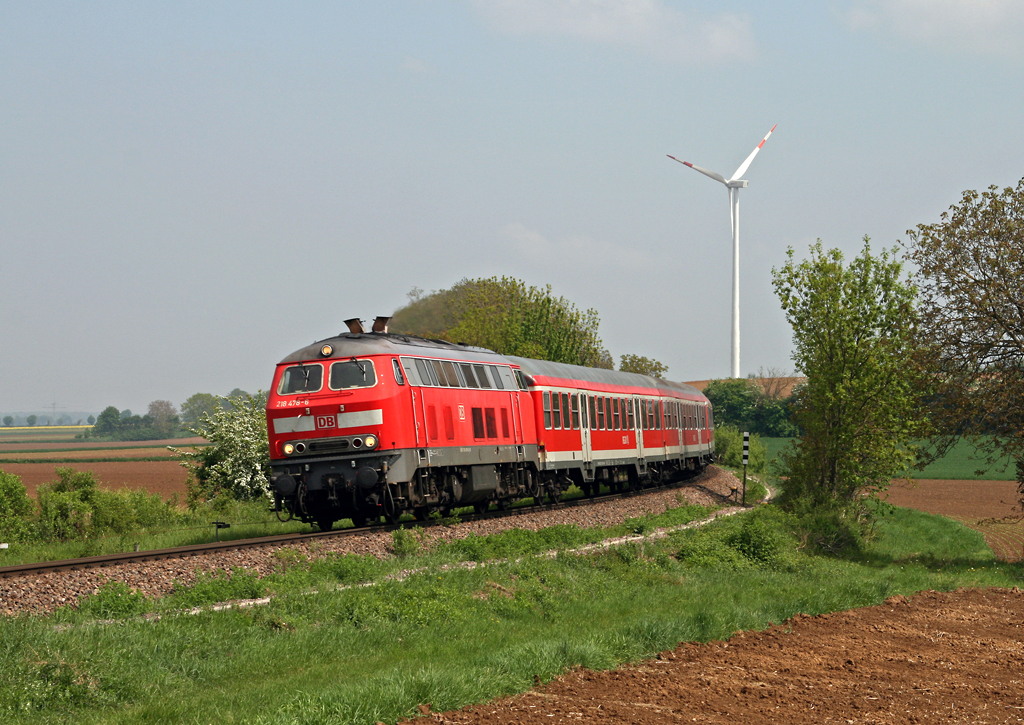 Am 08. Mai 2010 legt sich die Karlsruher 218 478 mit dem RE 28874 von Karlsruhe nach Neustadt (Weinstrae) als Ersatz fr zwei Triebwagen der Baureihe 642 in eine lange Kurve kurz vor dem Bahnhof von Winden (Pfalz).
