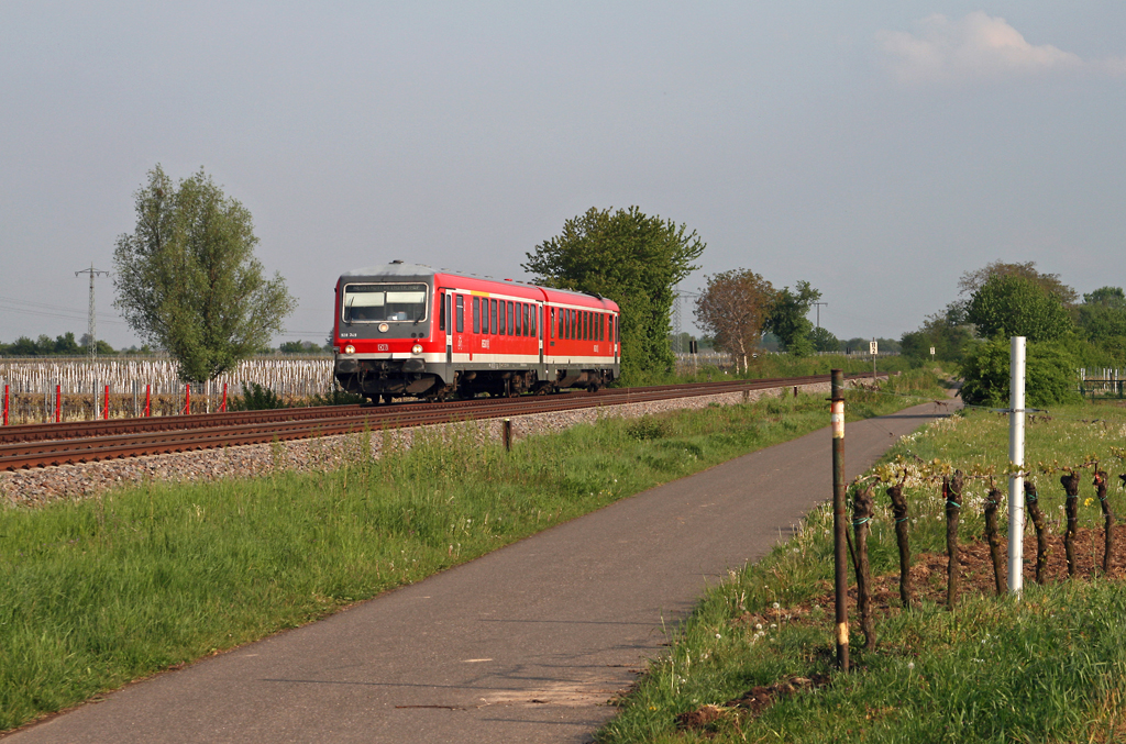 Am 08. Mai 2010 ist der Ludwigshafener 628 349 unterwegs als RB 18830 von Wissembourg nach Neustadt (Weinstrae). Die Aufnahme entstand in Edesheim.