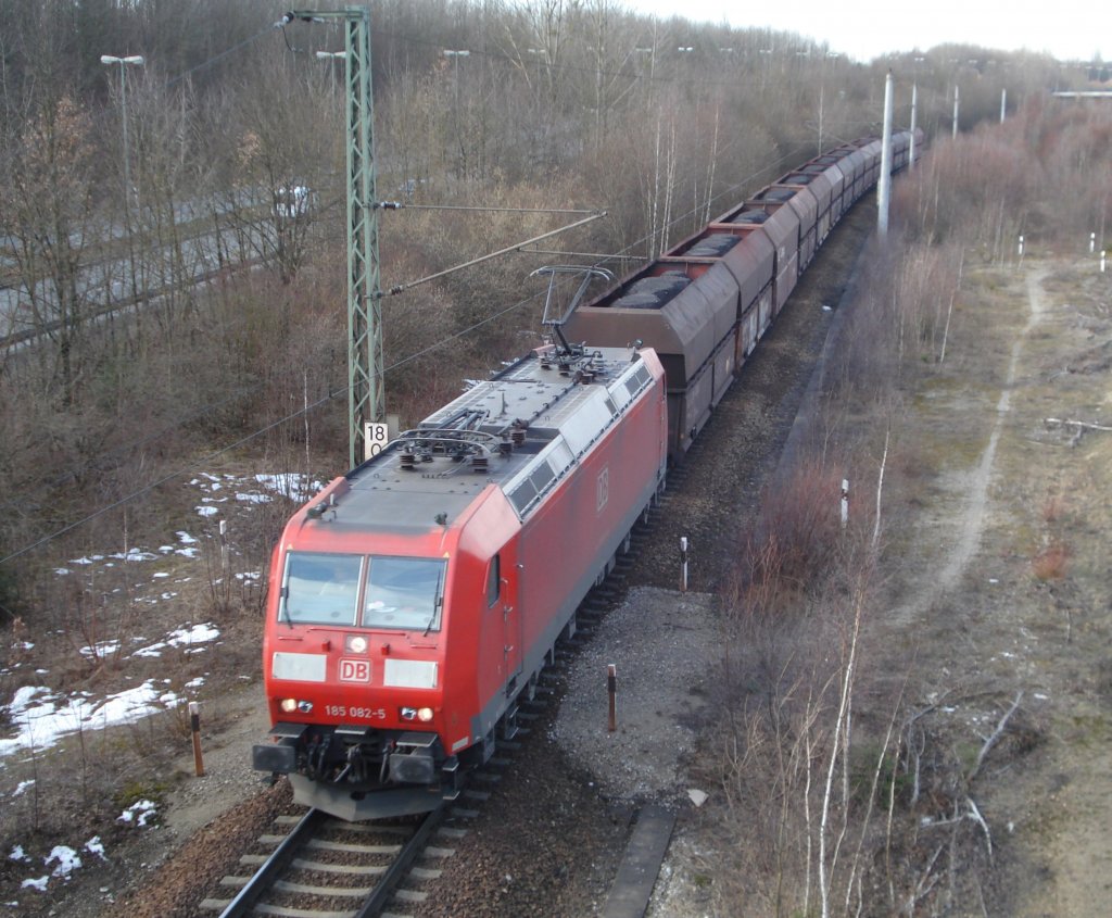 Am 08.02.11 zieht 185 082-5 ihren Ganzzug aus Kohleschttgutwagen Richtung Heizkraftwerk Nord durch den Rbf Mnchen Nord. 