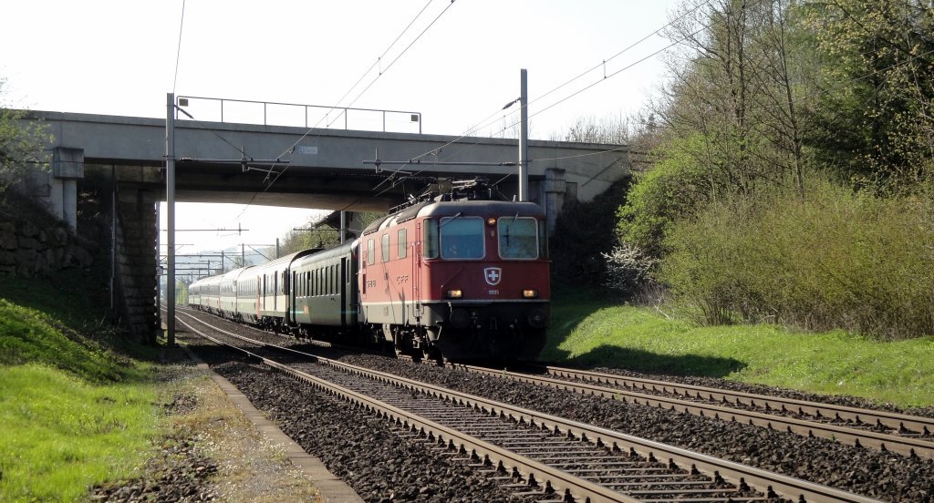 Am 08.04.11 zieht die Re 4/4  11195 einen verstrkten IR Basel - Locarno durch den Kanton Luzern. (Aufnahmeort: nrdlich von Sursee)