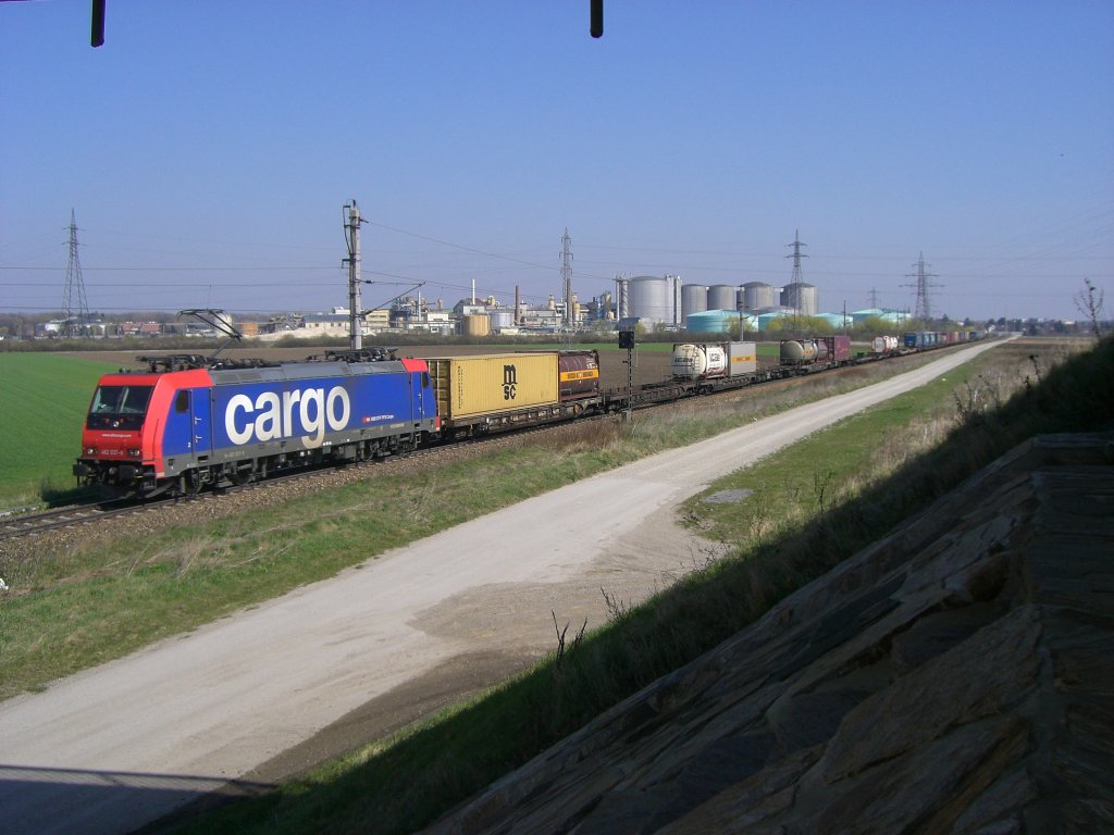 Am 08.04.2010 bespannte die SBB 482 037 einen Containerzug richtung Passau. Die Lok steht derzeit in Diensten der Wiener Lokalbahn. Das Bild enstand in der Nhe von Tulln. Im Hintergrund sieht man die bekannte Zuckerfabrik.