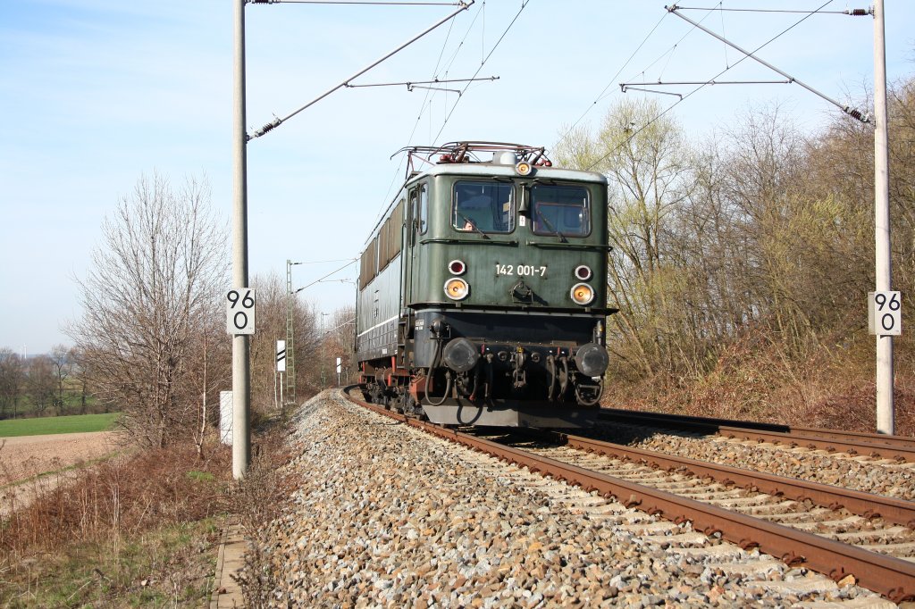 Am 08.04.2010 fuhr die 142 001-7 am Bahn�bergang Oberlungwitz vorbei.
Sie war auf der Fahrt nach Pirna.