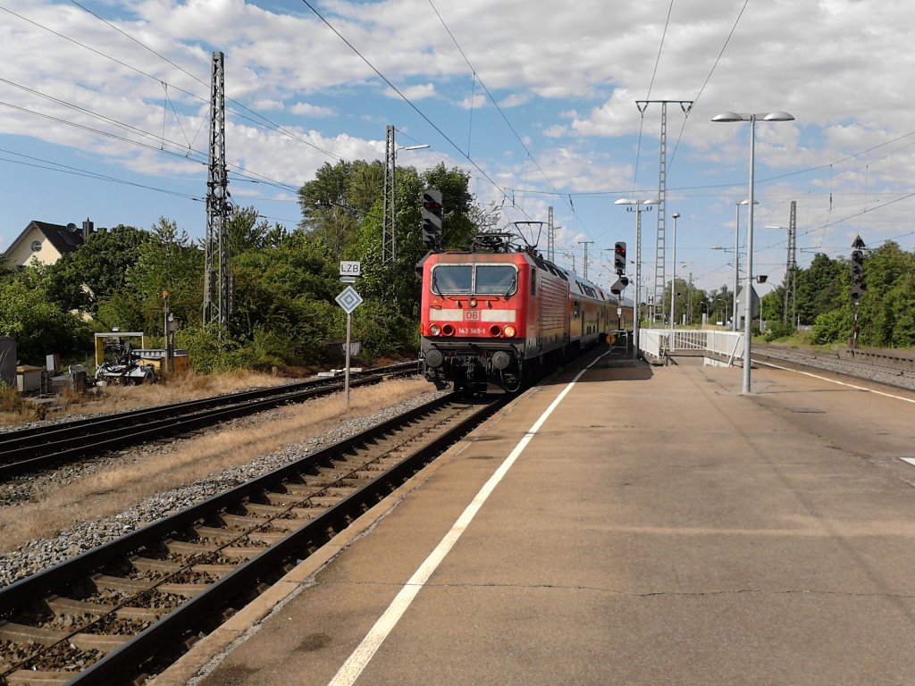 Am 08.06.2012 kam 143 145-1 mit einer RB nach Neuenburg (Baden) in Mllheim (Baden) an.