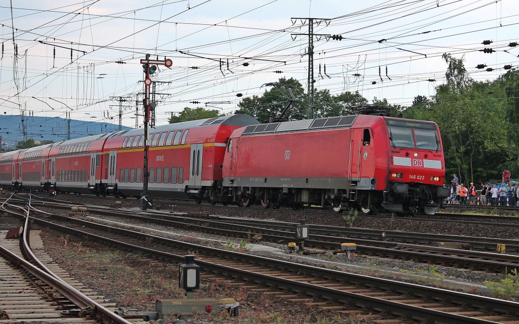 Am 08.06.2013 fuhr 146 023 wrend der Fahrzeugparade des Sommerfestes vom DB Museums Koblenz-Ltzel an den Fotografen vorbei.
