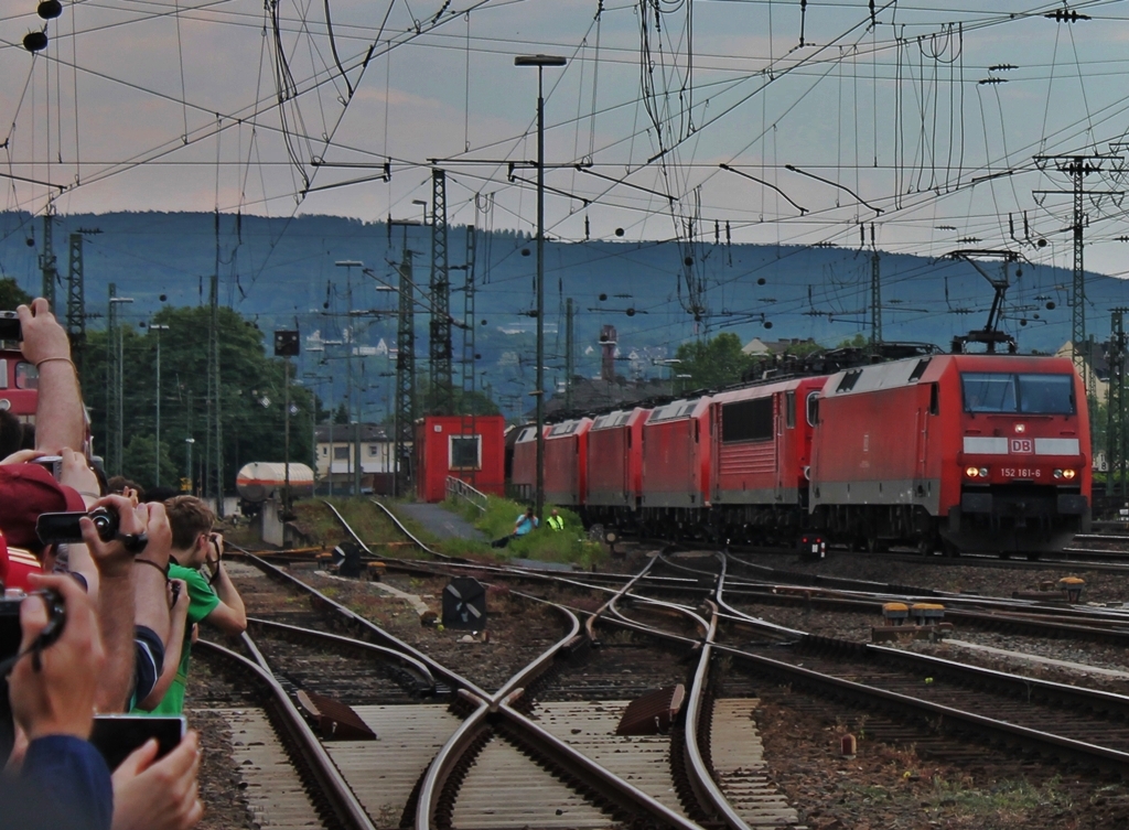 Am 08.06.2013 hatte die 152 161-8 die Aufgabe diesen Gterzug + 5 Lokomotiven von Mainz-Bischofsheim nach Gremberg zu ziehen. Darunter waren 155 261-1, 185 186-4, 185 314-2, 185 003-1 und zum Schluss noch 152 142-6. Hier fhrt der extrem lange Mischer an der Lokparade des DB Museum in Koblenz-Ltzel vorbei gen Norden.