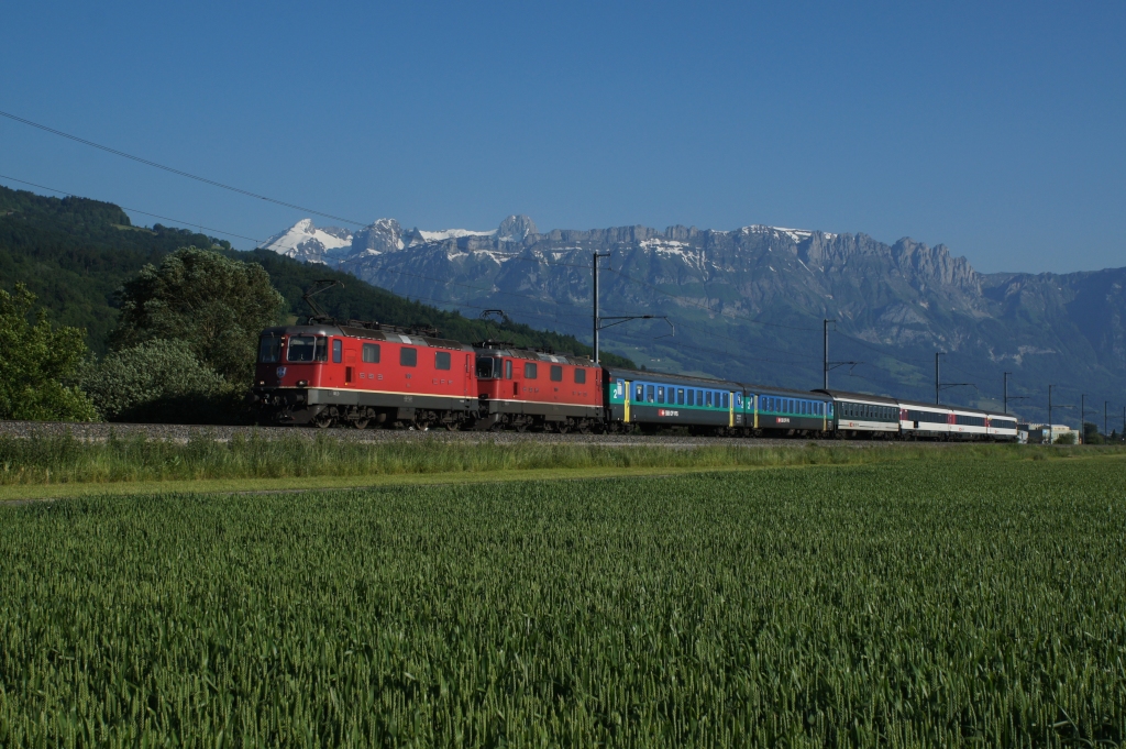 Am 08.06.2013 verkehrten im Rheintal zum letzten mal die lokbespannten Regio-Express-Zge. Ich nutzte das geniale Wetter, um nochmals ein paar Bilder der Re 4/4 II aufzunehmen. Beim RE 3805 erlebte ich dann die erste angenehme berraschung, war er doch mit einer Doppeltraktion bespannt. Diese bestand aus der Re 4/4 II 11210 und der Re 4/4 II 11153. Das Bild wurde kurz vor Sevelen aufgenommen.