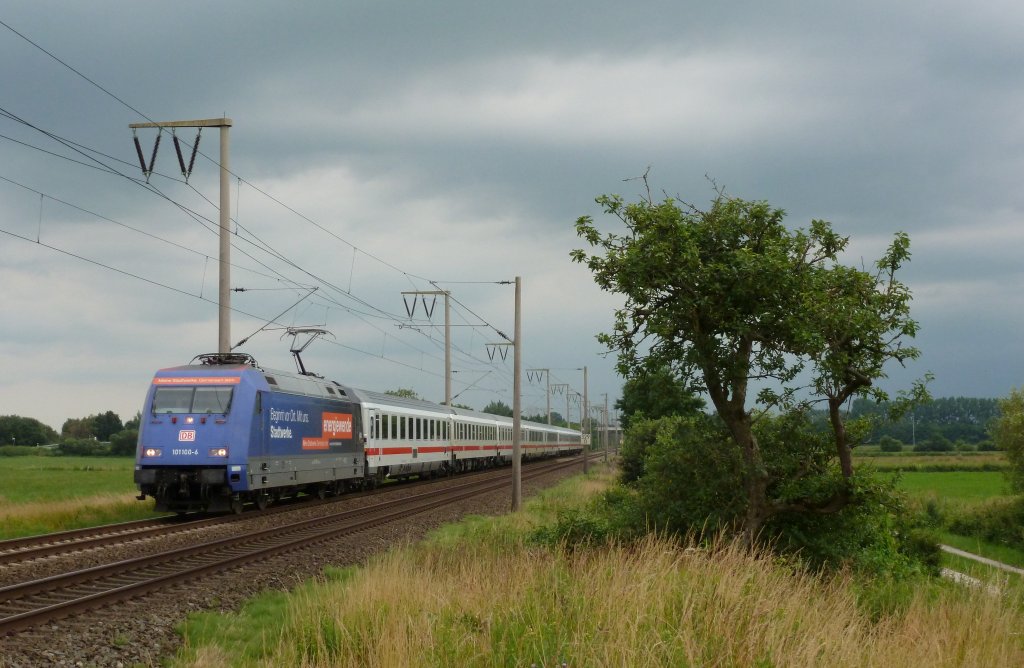 Am 08.07.2012 fuhr die 101 100-6 mit dem IC 131 von Luxemburg nach Norddeich Mole, hier bei Veenhusen.
