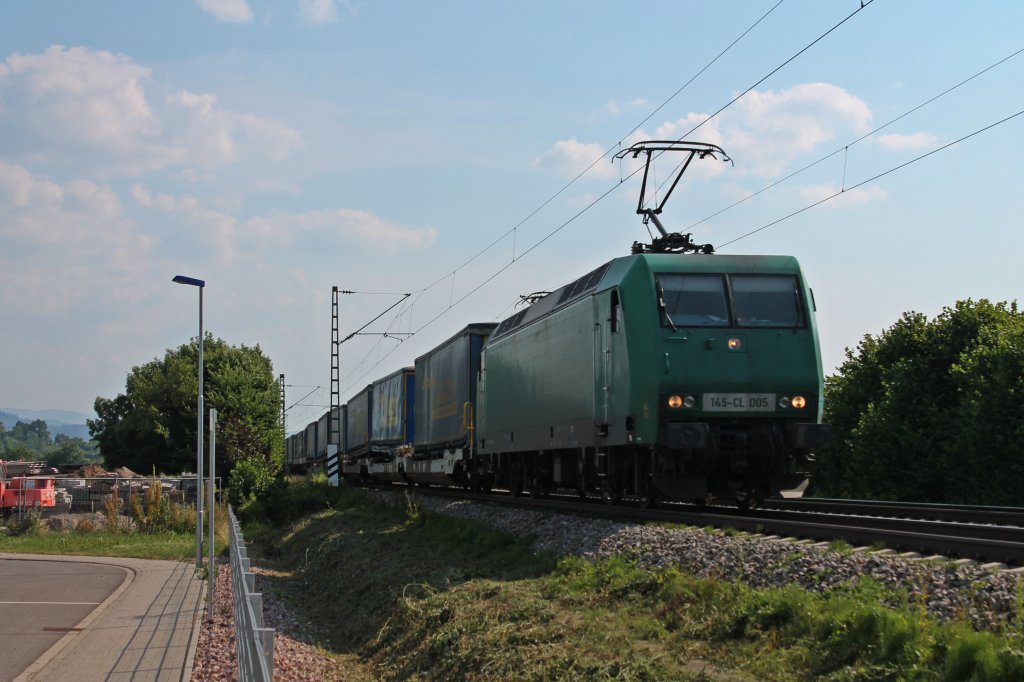 Am 08.07.2013 bespannte 145-CL 005 von Crossrail den LKW - Walter KLV von der Schweiz aus Richtung Norden. Hier fhrt der KLV an der Stadtgrenze von Sexau entlang.