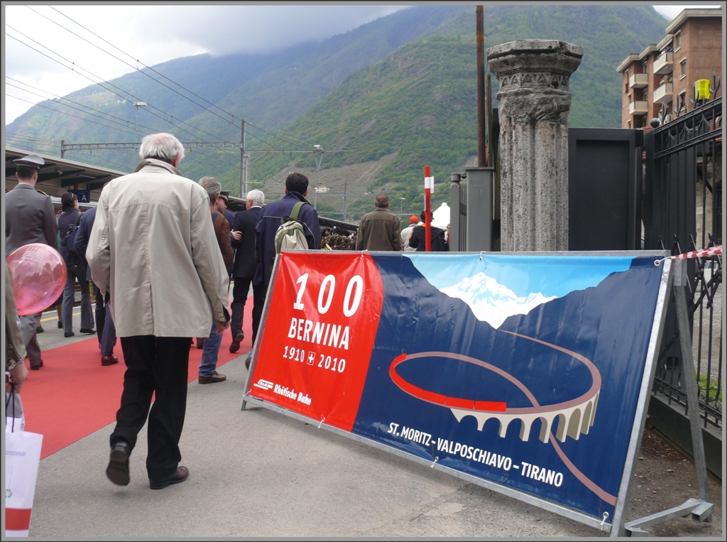 Am 08./09.05.2010 veranstaltete die RhB zusammen mit der Stadt Tirano ein erstes grosses Fest zu Ehren der 100jhrigen Berninabahn. Hier ist das offizielle Plakat zum Jubilum zu sehen, aber auch sonst war jedes Geschft in Tirano geschmckt mit Bildern der Ferrovia retica. (08.05.2010)